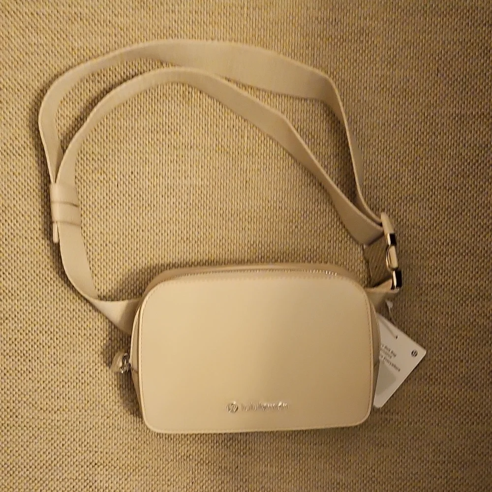 New With TAG)Lululemon Beige Crossbody Bag Cashew And Silver - Picture 2 of 4